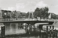863308 Gezicht op de Molenbrug over de Stadsbuitengracht bij het Paardenveld te Utrecht, met op de achtergrond de ...
